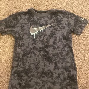 Big boys Nike tee